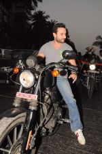 Saif Ali Khan takes a bike ride to promote agent vinod in Mumbai on 21st March 2012 (18).JPG